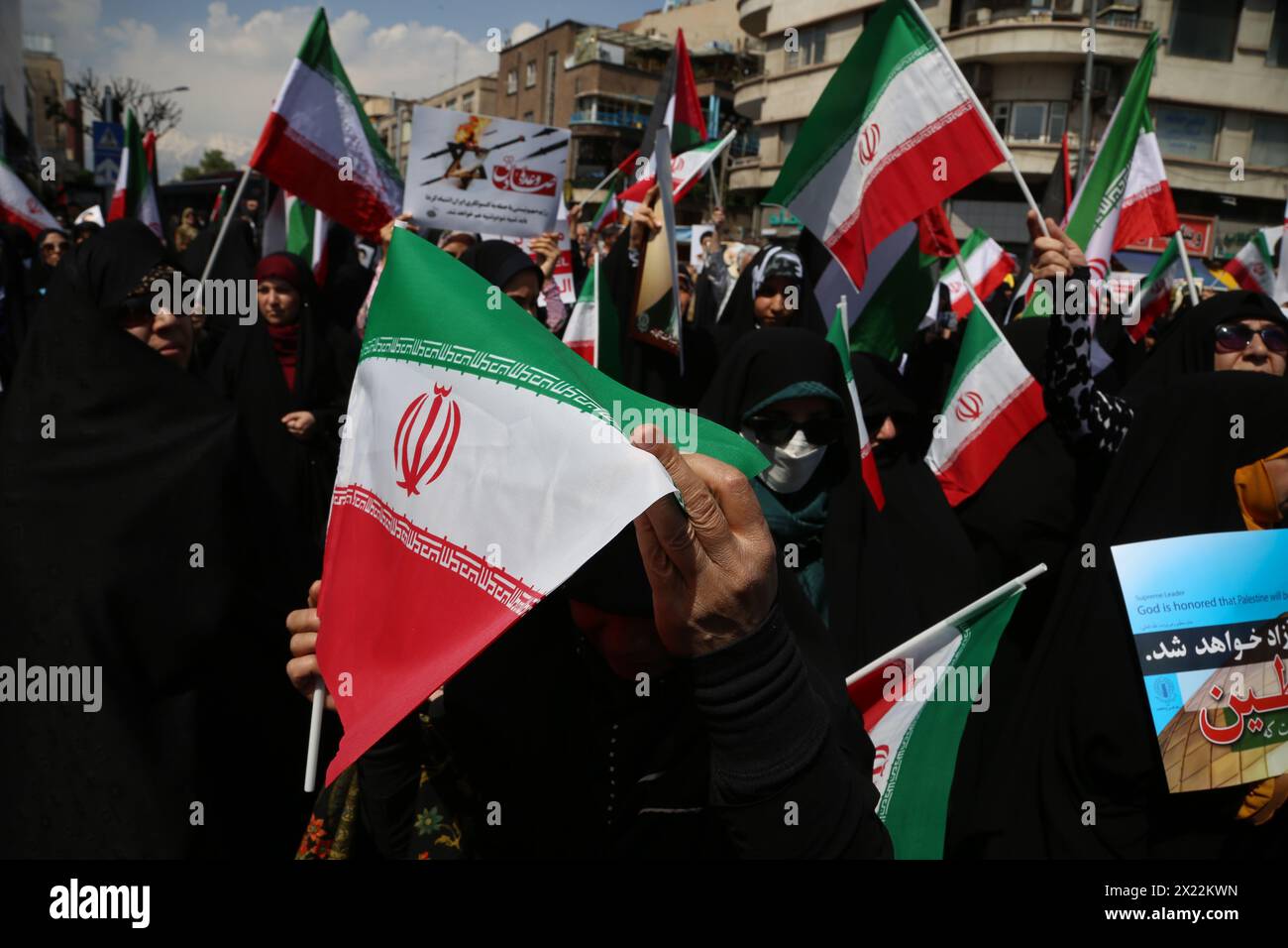 19. April 2024, Teheran, Iran: Iranische Frauen schwenken iranische Flaggen während einer Anti-Israel-Kundgebung in Teheran. Luftverteidigungssysteme über der Innenstadt von Isfahan zerstörten Anfang des 19. April drei Luftobjekte. Die Explosionen erfolgten nach einem Drohnen- und Raketenangriff des Korps der Islamischen Revolutionsgarden (IRGC) auf Israel am 13. April, nach einem Luftangriff auf die iranische Botschaft in Syrien, der nach Angaben des Iran von Israel durchgeführt wurde.Credit: Zuma Press/Alamy Live News Stockfoto