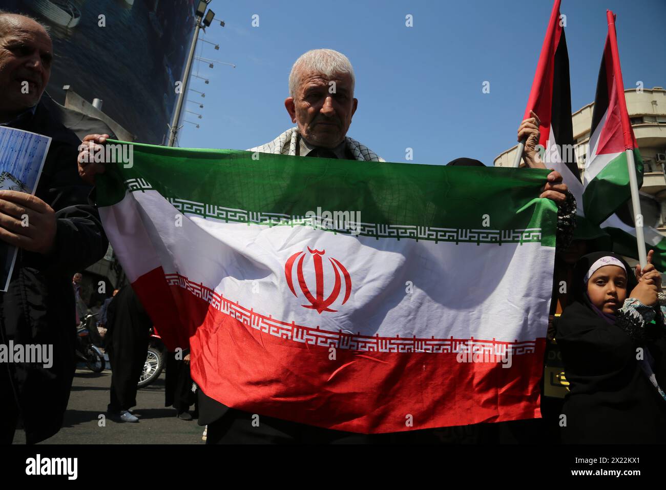 19. April 2024, Teheran, Iran: Ein iranischer Mann hält während einer Anti-Israel-Kundgebung in Teheran eine iranische Flagge. Luftverteidigungssysteme über der Innenstadt von Isfahan zerstörten Anfang des 19. April drei Luftobjekte. Die Explosionen erfolgten nach einem Drohnen- und Raketenangriff des Korps der Islamischen Revolutionsgarden (IRGC) auf Israel am 13. April, nach einem Luftangriff auf die iranische Botschaft in Syrien, der nach Angaben des Iran von Israel durchgeführt wurde.Credit: Zuma Press/Alamy Live News Stockfoto