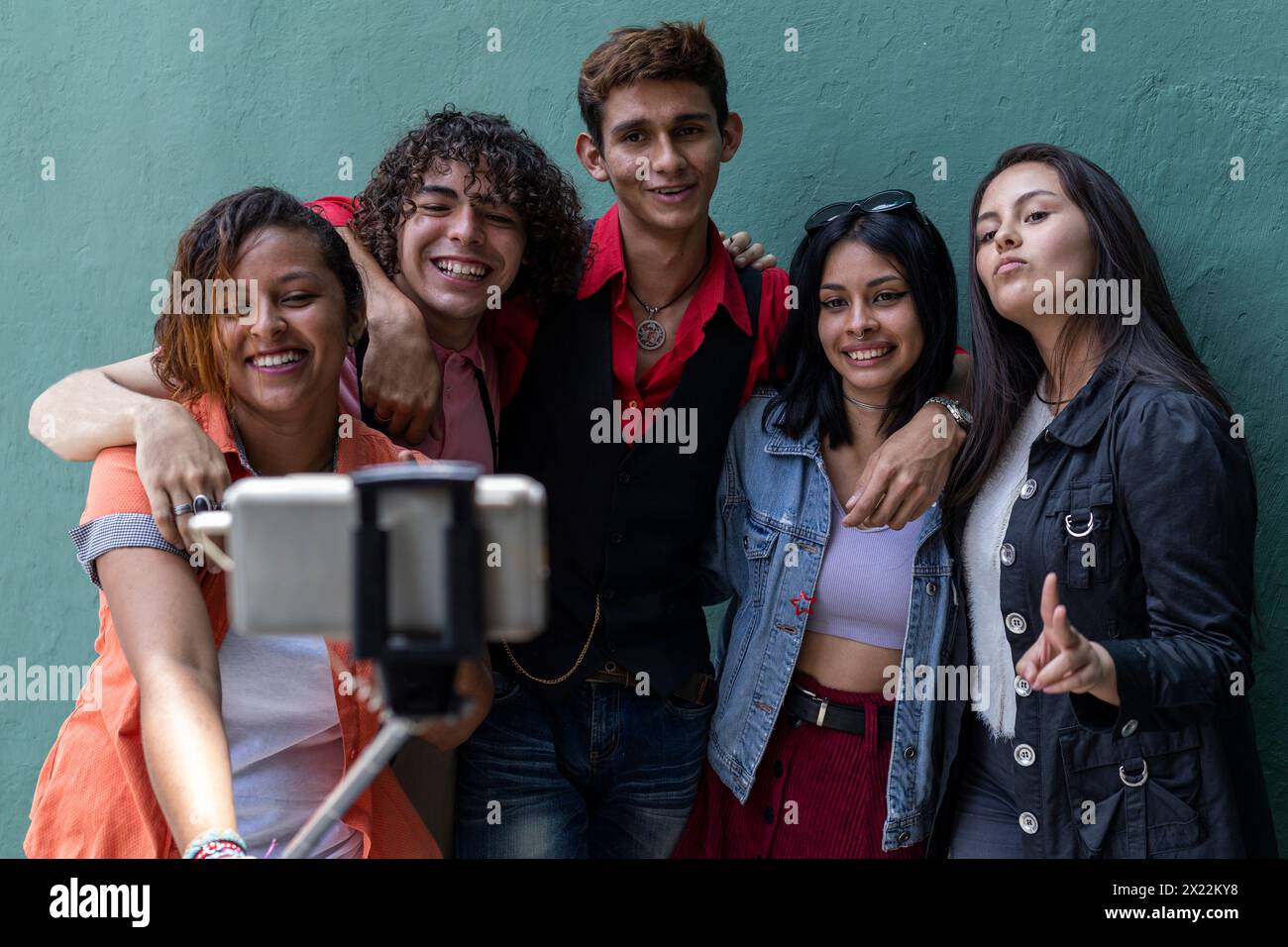 Gruppe junger Latino-Studenten außerhalb der Klasse, die Fotos machen und Spaß haben Stockfoto