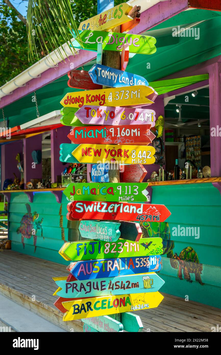 Farbenfrohe hölzerne Wegweiser, Bärenbar auf La Digue Island, Seychellen Stockfoto