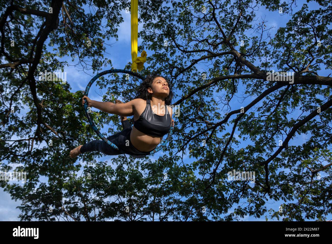 Junge lateinamerikanische Frau im Open-Air-Luftkorb Stockfoto
