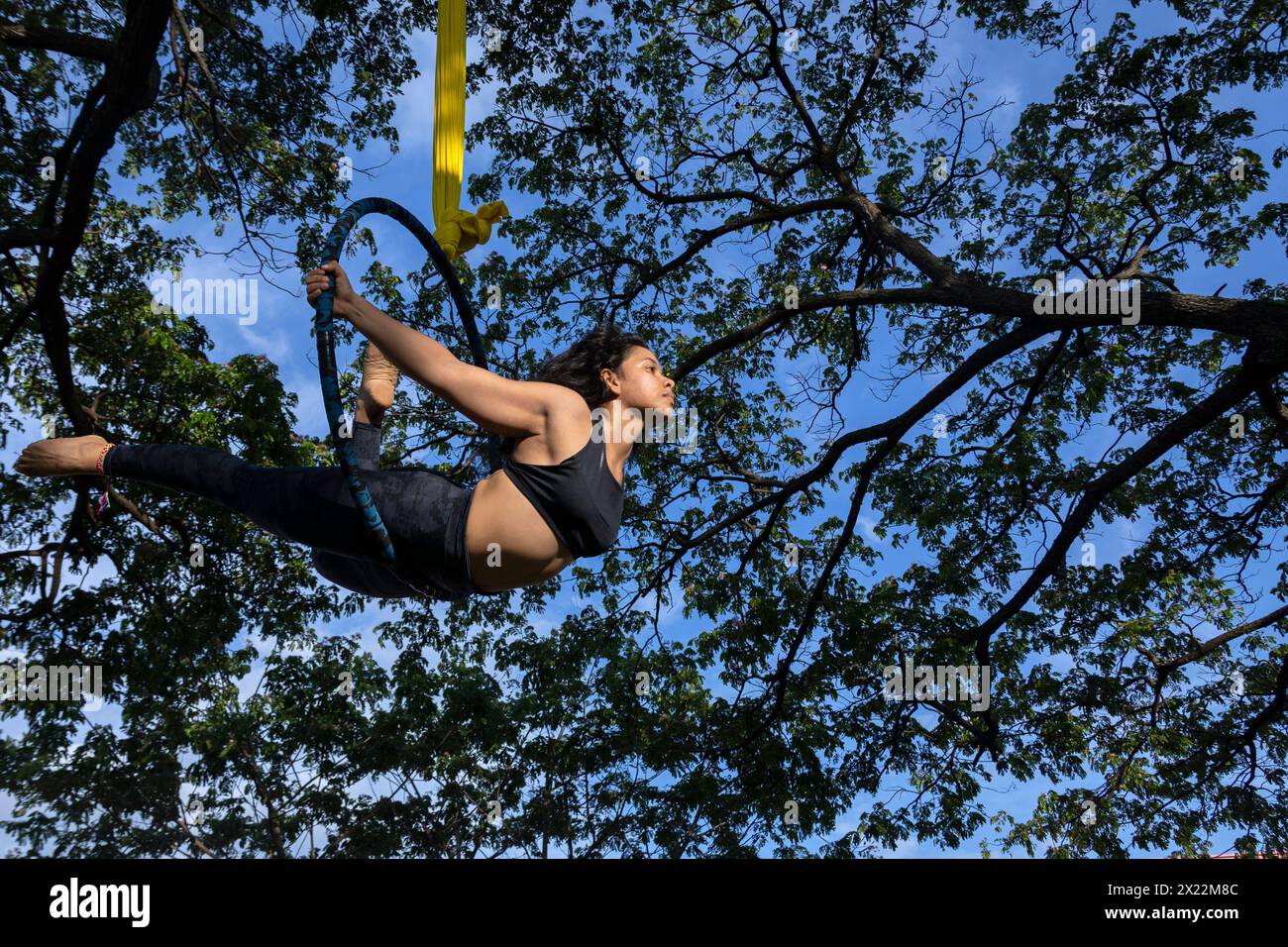 Junge lateinamerikanische Frau im Open-Air-Luftkorb Stockfoto