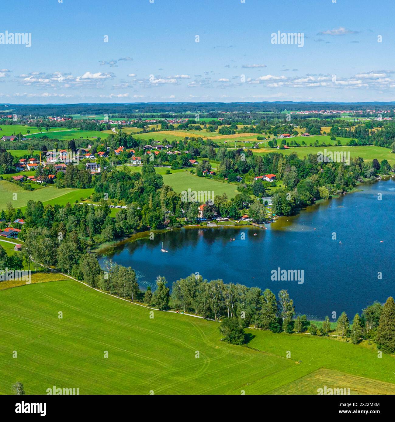 Ausblick auf den Staffelsee in Oberbayern südlich der Gemeinde Uffing die Region Uffing am Staffelsee an einem herrlichen Sommertag von Uffing am Staffelsee Stockfoto