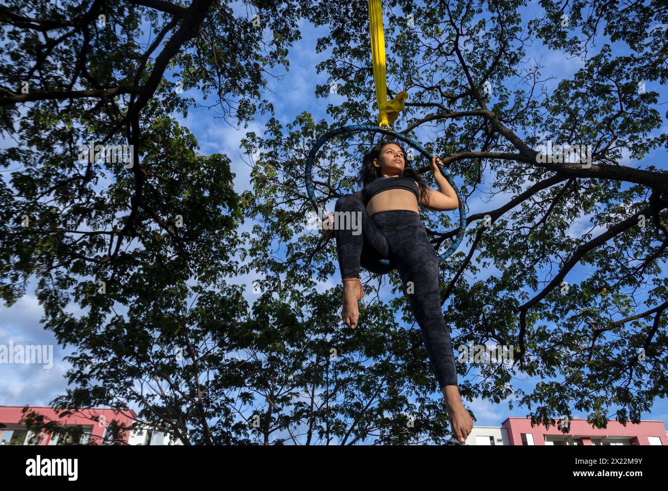 Junge lateinamerikanische Frau im Open-Air-Luftkorb Stockfoto