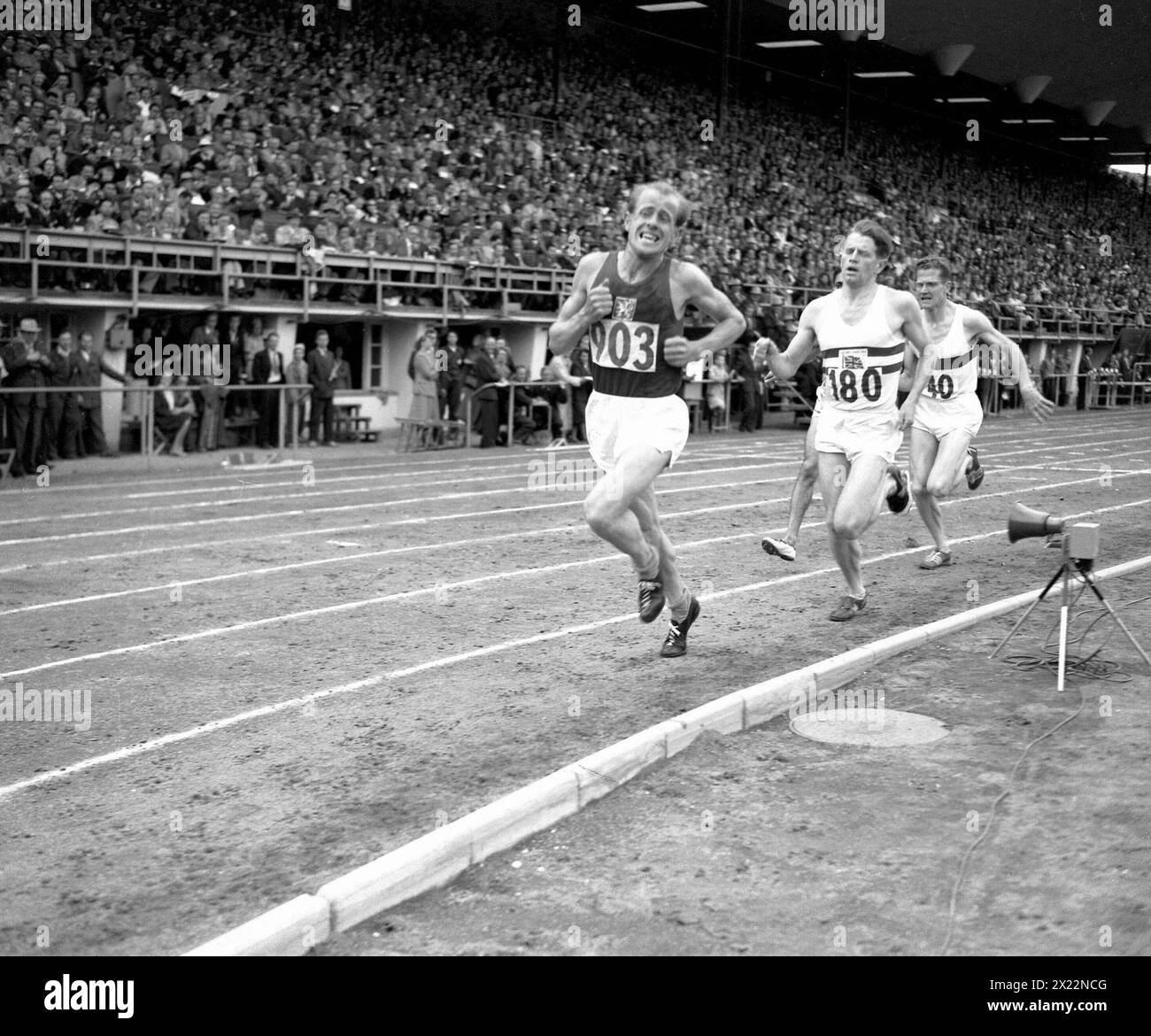 Foto des tschechoslowakischen Läufers Emil Zatopek, der das 5000-Meter-Rennen bei den Olympischen Spielen in Helsinki führte.- 1952 Stockfoto