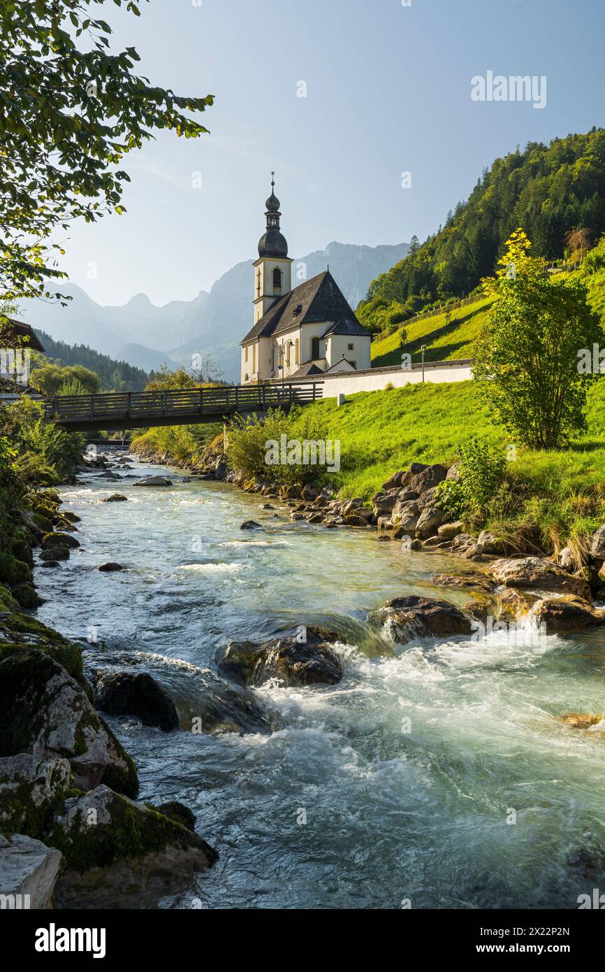 Kirche in Ramsau bei Berchtesgaden, Ramsauer Ache, Berchtesgadener Land, Bayern, Deutschland Stockfoto