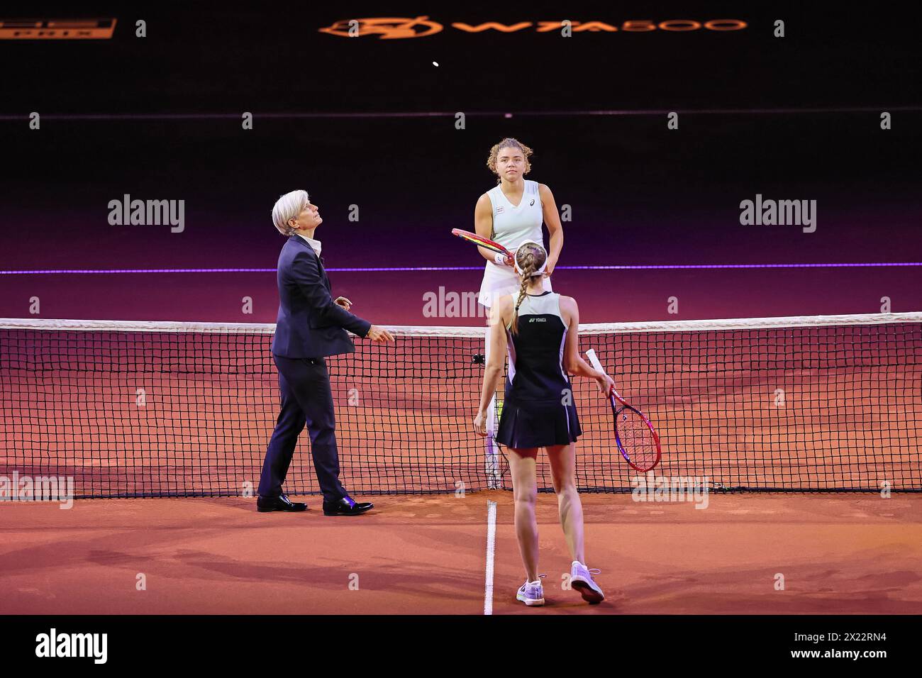 Stuttgart, Baden-Württemberg, Deutschland. April 2024. Marija Cicak (CRO) – Vorsitzende Schiedsrichterin Elena Rybakina (KAZ), Jasmine Paulini (ITA), die während des Spielens 47 Münzwurf traf. Porsche Tennis Grand Prix Stuttgart – WTA500 (Bild: © Mathias Schulz/ZUMA Press Wire/Alamy Live News) NUR REDAKTIONELLE VERWENDUNG! Nicht für kommerzielle ZWECKE! Stockfoto