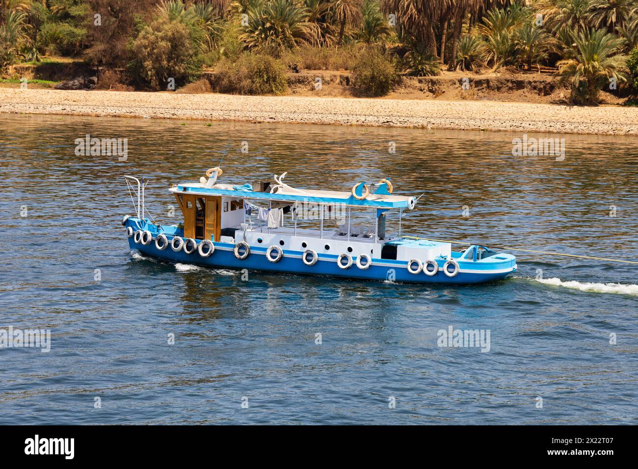 Schleppboot mit Segelkähnen auf dem Fluss. nil zwischen Luxor und Assuan, Ägypten Stockfoto