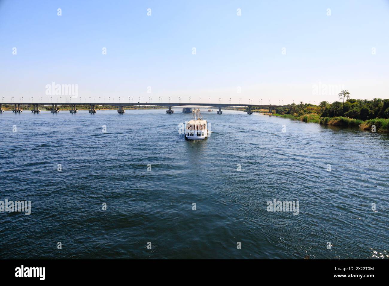 Segelkahn unter Schlepptau an der Pont Fares, Pont de Kalabsha Brücke über den Nil zwischen Luxor und Assuan, Ägypten. Boote Stockfoto