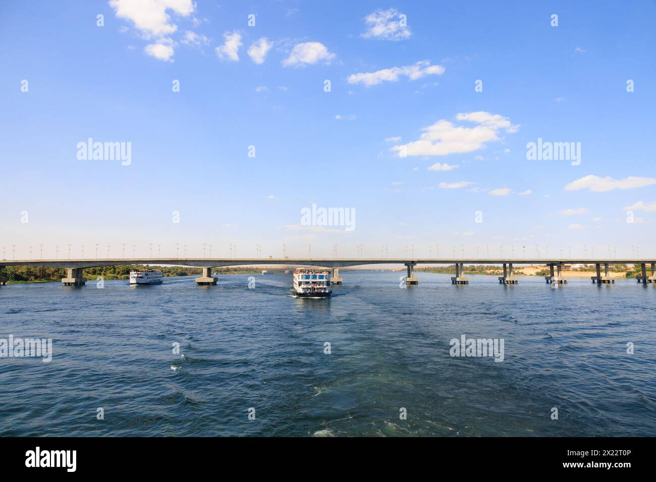 Flusskreuzfahrtschiff an der Pont Fares, Brücke Pont de Kalabsha über den Nil zwischen Luxor und Assuan, Ägypten. Boote Stockfoto