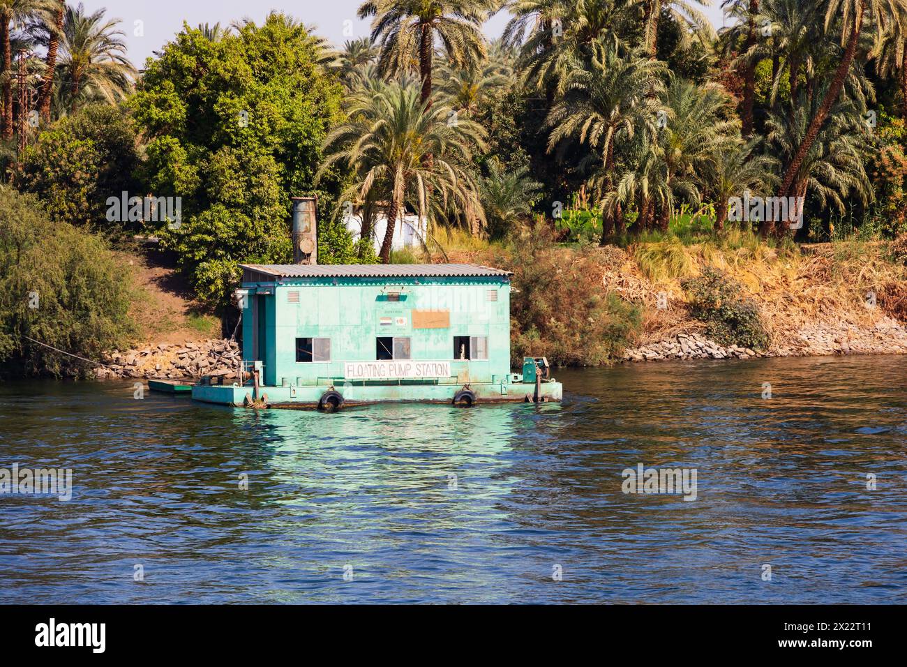 Schwimmende Pumpstation mit Wasser für Bewässerung, nil zwischen Luxor und Assuan, Ägypten Stockfoto