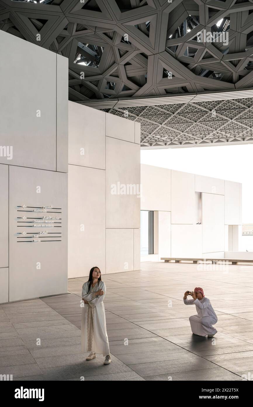 Zirkulationsraum unter der Kuppel. Louvre Abu Dhabi, Abu Dhabi, Vereinigte Arabische Emirate. Architekt: Jean Nouvel, 2017. Stockfoto