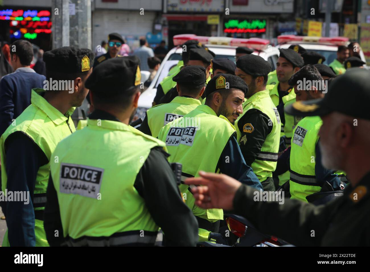 Teheran, Iran. April 2024. Iranische Polizeikräfte stehen während einer Anti-Israel-Kundgebung auf dem Enqelab-Platz im Zentrum von Teheran zusammen. Das Kommando der Sondereinheiten von FARAJA ist eine Unterabteilung des Strafverfolgungskommandos der Islamischen Republik Iran, das für die Sondereinheiten des Landes zuständig ist. Die iranischen Spezialeinheiten der Polizei kommandieren Gruppen und Organisationen, die mit der Kontrolle von Menschenmengen und Aufständen und der Unterdrückung von Protesten betraut sind. (Kreditbild: © Rouzbeh Fouladi/ZUMA Press Wire) NUR REDAKTIONELLE VERWENDUNG! Nicht für kommerzielle ZWECKE! Stockfoto