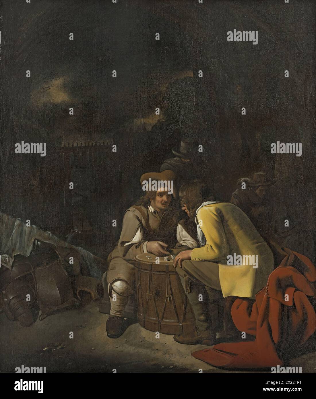 Soldaten, die Würfel spielen, 1656. Zwei sitzende Männer, die Würfel auf einer Trommel spielen, die als provisorischer Tisch dient. Die Figur, die frontal gesehen wird, hat gerade die Würfel geworfen, die vom anderen Spieler sorgfältig untersucht werden, von hinten gesehen. Die Szene findet außerhalb der Türen in einem Innenhof statt. Weitere vier Figuren sind fast unmöglich zu erkennen: Zwei auf der rechten Seite und eine andere in einem Mantel und Hut, die direkt hinter der Hauptszene steht. Die vierte Figur ist nur in Umrissen zu sehen und steht im Eingang des Raums, der sich zum Innenhof öffnet. Stockfoto
