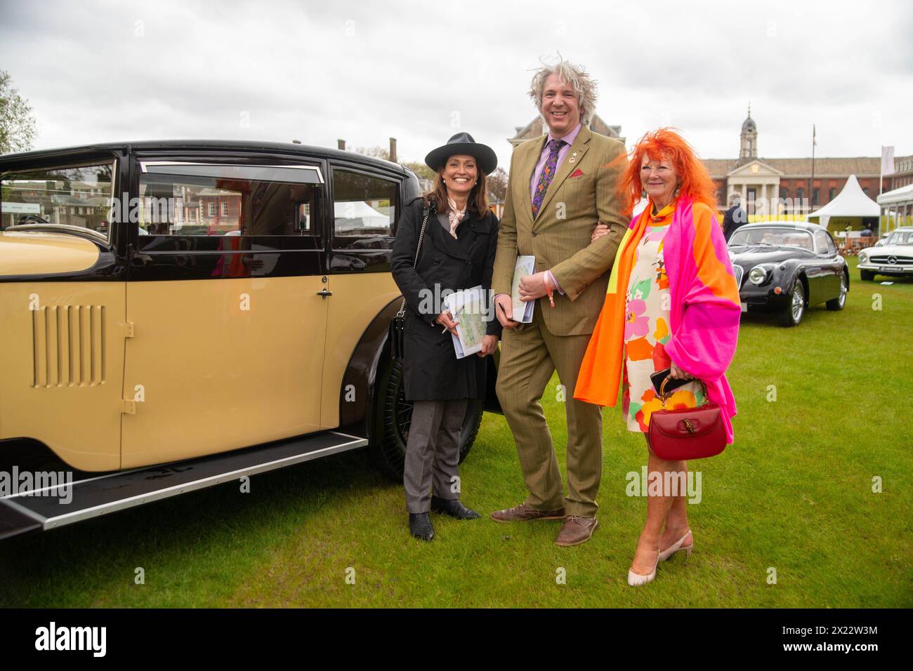 London, Großbritannien. April 2024. Rekordversammlung von Aston Martin Walküren im Salon Privé auf dem Gelände des Royal Hospital Chelsea. Bentleys, Jaguare, Frazer Nashes zu sehen. Die größte bekannte Versammlung von 14 Aston Martin Walküren ist der Höhepunkt des Vormittags. Quelle: Peter Hogan/Alamy Live News Stockfoto