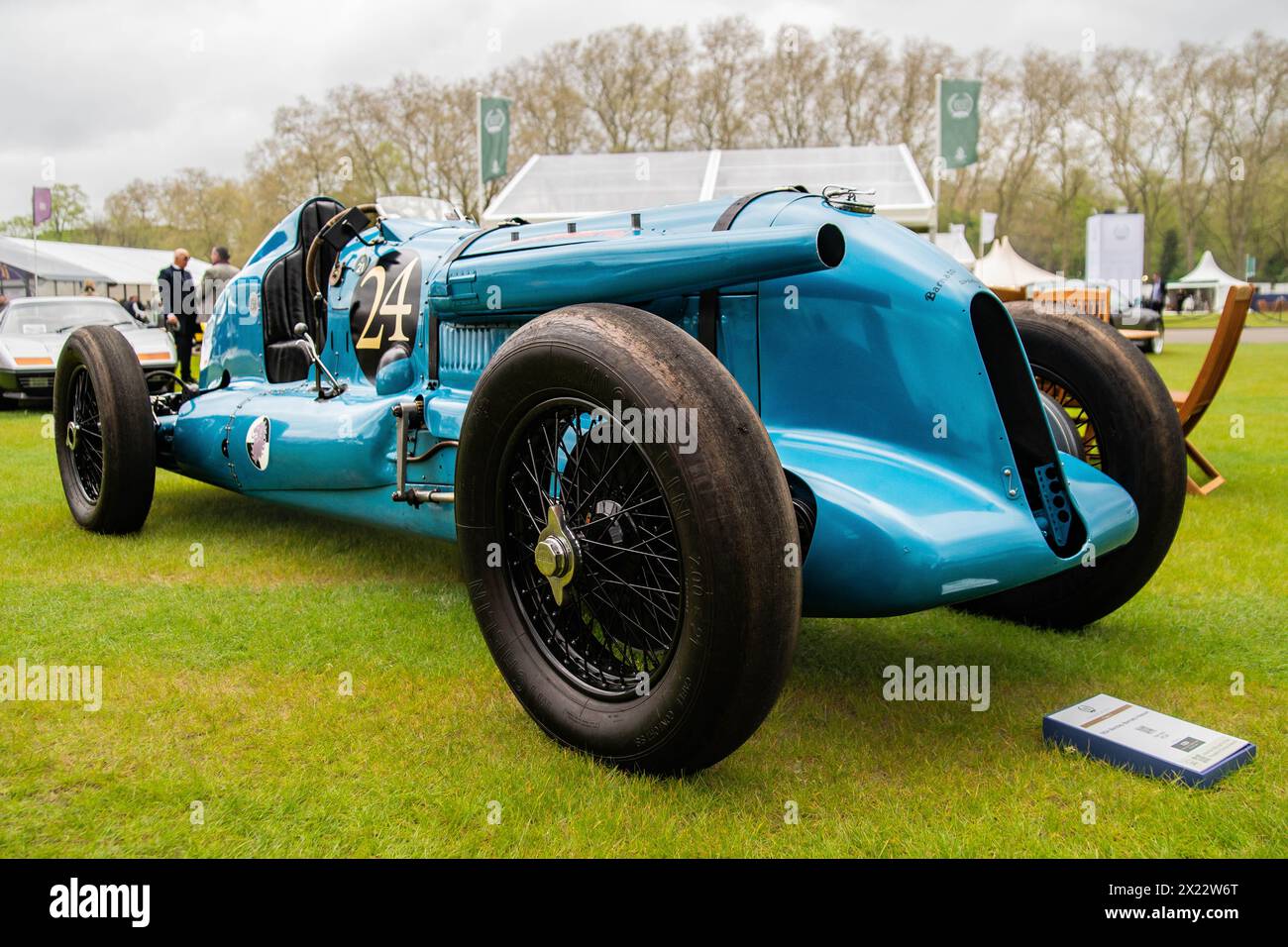 London, Großbritannien. April 2024. Rekordversammlung von Aston Martin Walküren im Salon Privé auf dem Gelände des Royal Hospital Chelsea. Bentleys, Jaguare, Frazer Nashes zu sehen. Die größte bekannte Versammlung von 14 Aston Martin Walküren ist der Höhepunkt des Vormittags. Quelle: Peter Hogan/Alamy Live News Stockfoto