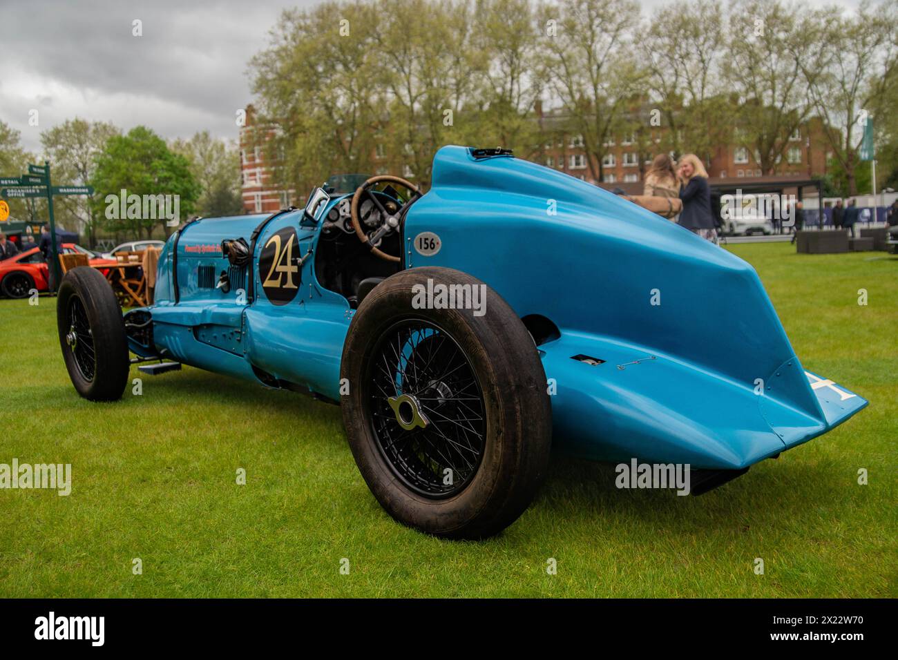 London, Großbritannien. April 2024. Rekordversammlung von Aston Martin Walküren im Salon Privé auf dem Gelände des Royal Hospital Chelsea. Bentleys, Jaguare, Frazer Nashes zu sehen. Die größte bekannte Versammlung von 14 Aston Martin Walküren ist der Höhepunkt des Vormittags. Quelle: Peter Hogan/Alamy Live News Stockfoto
