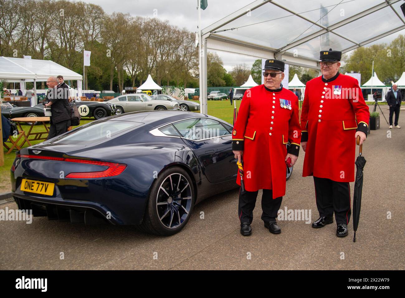 London, Großbritannien. April 2024. Rekordversammlung von Aston Martin Walküren im Salon Privé auf dem Gelände des Royal Hospital Chelsea. Bentleys, Jaguare, Frazer Nashes zu sehen. Die größte bekannte Versammlung von 14 Aston Martin Walküren ist der Höhepunkt des Vormittags. Quelle: Peter Hogan/Alamy Live News Stockfoto