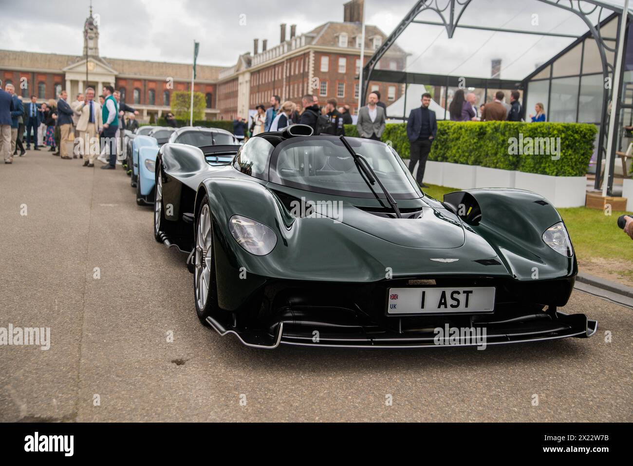 London, Großbritannien. April 2024. Rekordversammlung von Aston Martin Walküren im Salon Privé auf dem Gelände des Royal Hospital Chelsea. Bentleys, Jaguare, Frazer Nashes zu sehen. Die größte bekannte Versammlung von 14 Aston Martin Walküren ist der Höhepunkt des Vormittags. Quelle: Peter Hogan/Alamy Live News Stockfoto