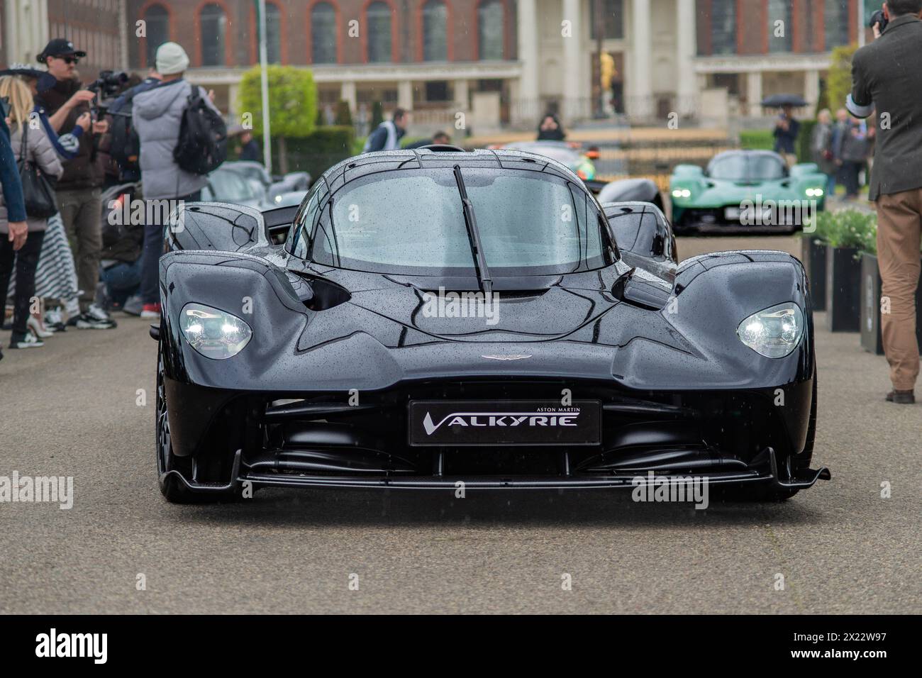 London, Großbritannien. April 2024. Rekordversammlung von Aston Martin Walküren im Salon Privé auf dem Gelände des Royal Hospital Chelsea. Bentleys, Jaguare, Frazer Nashes zu sehen. Die größte bekannte Versammlung von 14 Aston Martin Walküren ist der Höhepunkt des Vormittags. Quelle: Peter Hogan/Alamy Live News Stockfoto