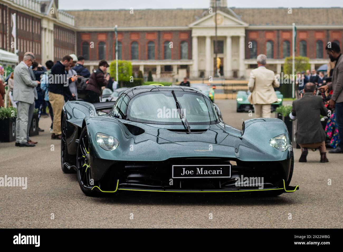 London, Großbritannien. April 2024. Rekordversammlung von Aston Martin Walküren im Salon Privé auf dem Gelände des Royal Hospital Chelsea. Bentleys, Jaguare, Frazer Nashes zu sehen. Die größte bekannte Versammlung von 14 Aston Martin Walküren ist der Höhepunkt des Vormittags. Quelle: Peter Hogan/Alamy Live News Stockfoto