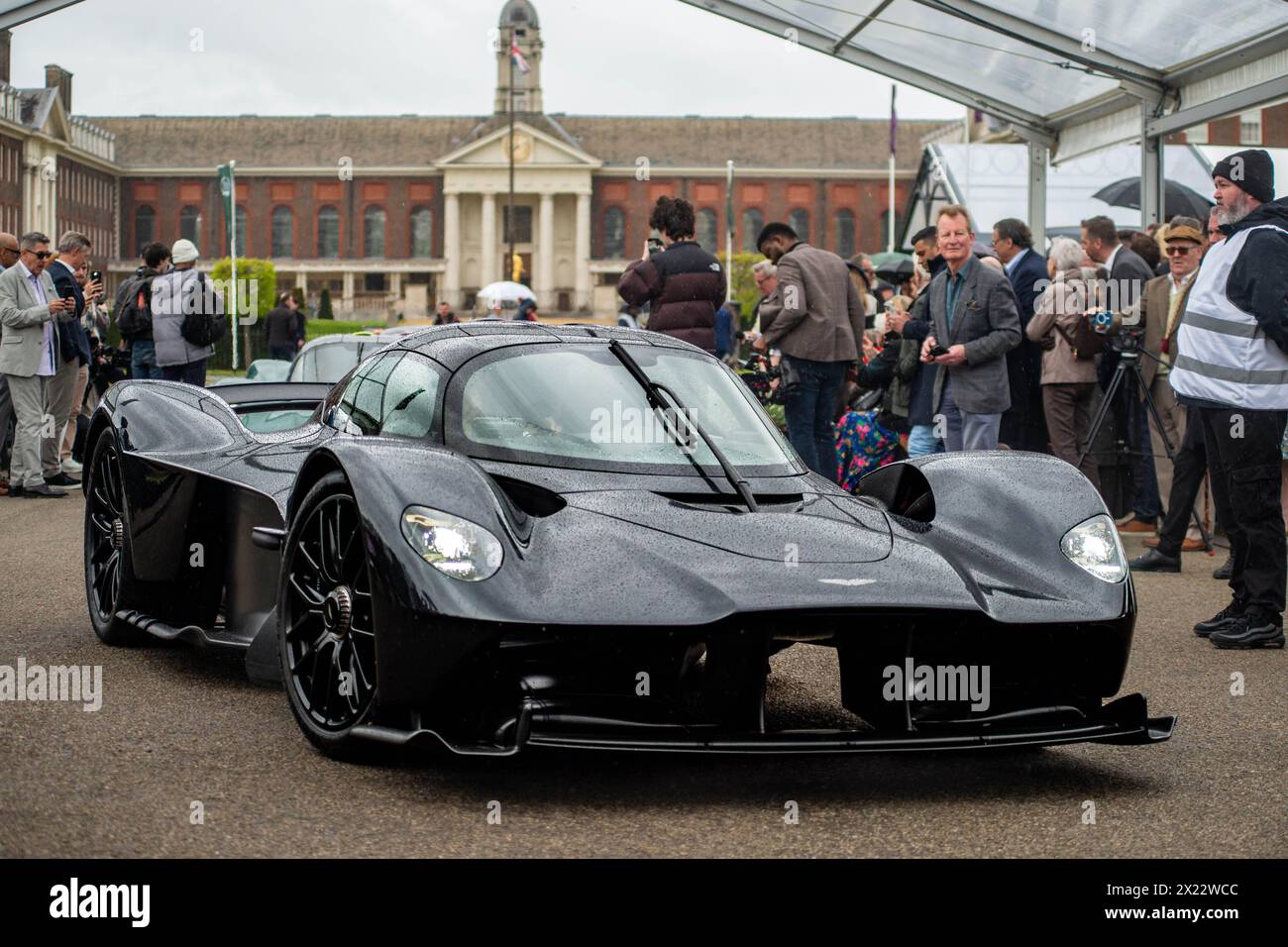 London, Großbritannien. April 2024. Rekordversammlung von Aston Martin Walküren im Salon Privé auf dem Gelände des Royal Hospital Chelsea. Bentleys, Jaguare, Frazer Nashes zu sehen. Die größte bekannte Versammlung von 14 Aston Martin Walküren ist der Höhepunkt des Vormittags. Quelle: Peter Hogan/Alamy Live News Stockfoto