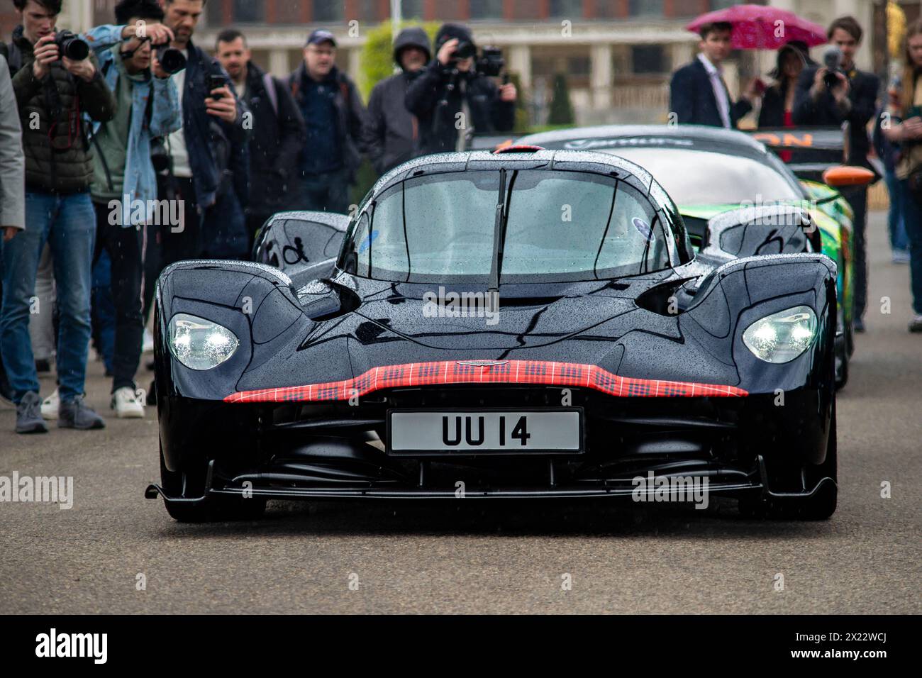 London, Großbritannien. April 2024. Rekordversammlung von Aston Martin Walküren im Salon Privé auf dem Gelände des Royal Hospital Chelsea. Bentleys, Jaguare, Frazer Nashes zu sehen. Die größte bekannte Versammlung von 14 Aston Martin Walküren ist der Höhepunkt des Vormittags. Quelle: Peter Hogan/Alamy Live News Stockfoto