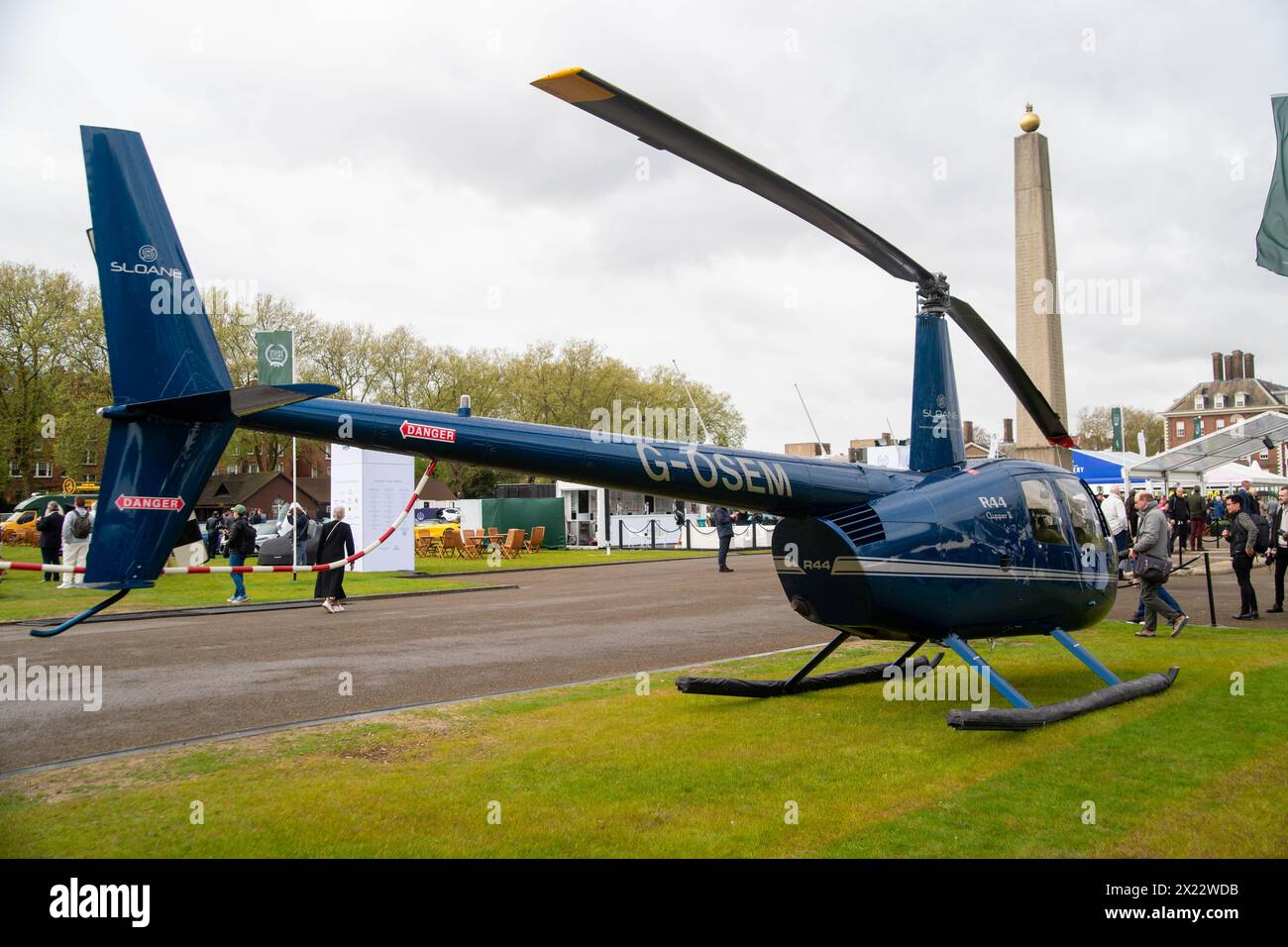 London, Großbritannien. April 2024. Rekordversammlung von Aston Martin Walküren im Salon Privé auf dem Gelände des Royal Hospital Chelsea. Bentleys, Jaguare, Frazer Nashes zu sehen. Die größte bekannte Versammlung von 14 Aston Martin Walküren ist der Höhepunkt des Vormittags. Quelle: Peter Hogan/Alamy Live News Stockfoto