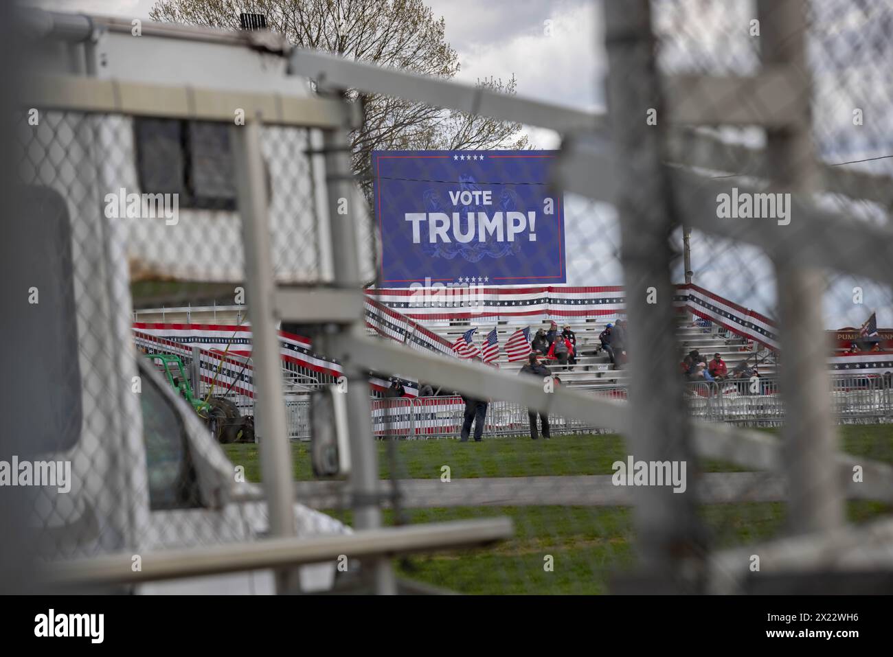 SCHNECKSVILLE, PENNSYLVANIA - 13. APRIL: Z großes elektronisches Schild zeigt die Botschaft an: 'Stimme Trump', während Anhänger des ehemaligen Präsidenten Trump am 13. April 2024 an einer Wahlkampfkundgebung in Schnecksville, Pennsylvania, teilnehmen. Trump und der demokratische Präsident Joe Biden sind bei den bevorstehenden Parlamentswahlen im November 2024 die Spitzenkandidaten für das Präsidentenamt. (Foto: Michael Nigro/SIPA USA) Stockfoto