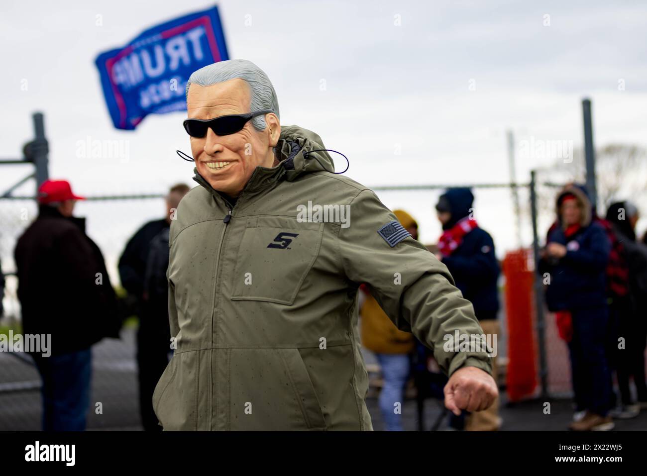 SCHNECKSVILLE, PENNSYLVANIA - 13. APRIL: Ein Unterstützer des ehemaligen Präsidenten Trump trägt eine Joe-Biden-Maske bei einer Trump-Wahlkampfkundgebung am 13. April 2024 in Schnecksville, Pennsylvania. Trump und der demokratische Präsident Joe Biden sind bei den bevorstehenden Parlamentswahlen im November 2024 die Spitzenkandidaten für das Präsidentenamt. (Foto: Michael Nigro/SIPA USA) Stockfoto