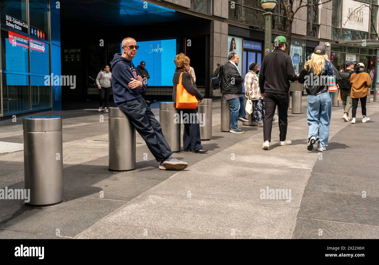 Passagiere warten am Sonntag, den 14. april 2024, auf einen MTA-Bus im Columbus Circle in New York. (© Richard B. Levine) Stockfoto