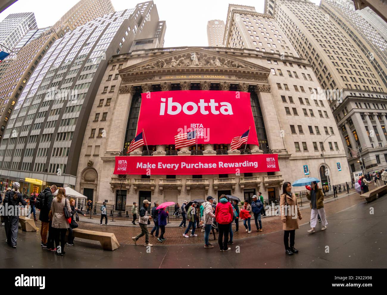 Die Fassade der New Yorker Börse ist am Donnerstag, den 18. April 2024, für das erste öffentliche Angebot von Ibotta dekoriert. Das Technologieunternehmen Ibotta arbeitet mit Verbrauchermarken zusammen, um Cash-Back-Prämien anzubieten. (© Richard B. Levine) Stockfoto