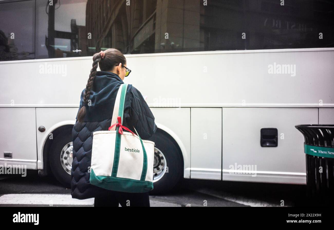 Abgelenkte Fußgänger vermeiden es, am Mittwoch, den 17. April 2024, in Chelsea in New York mit Bussen überfahren zu werden. (© Richard B. Levine) Stockfoto