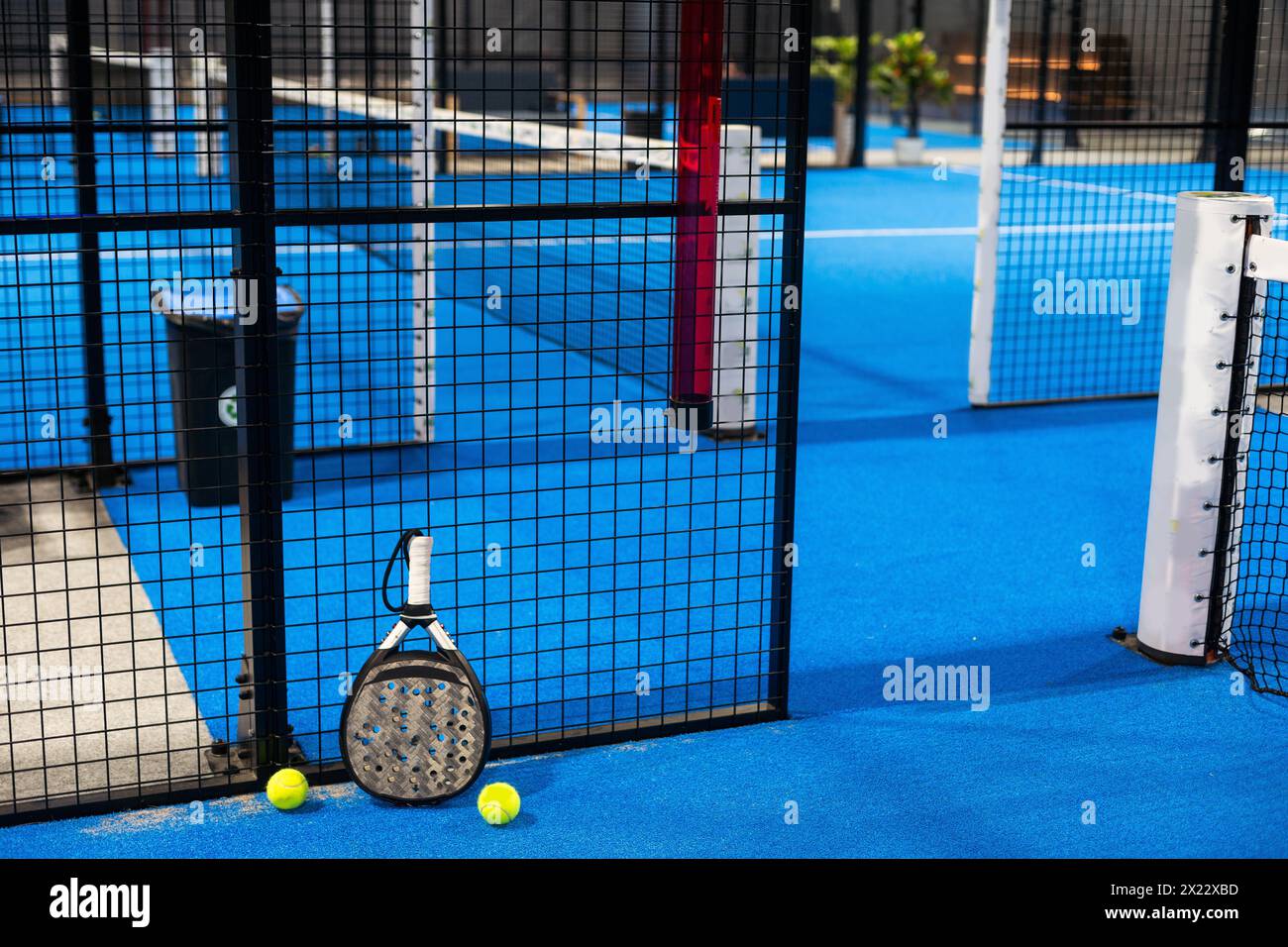 Paddle-Tennisschläger, Ball und Netz auf dem Platz Stockfoto