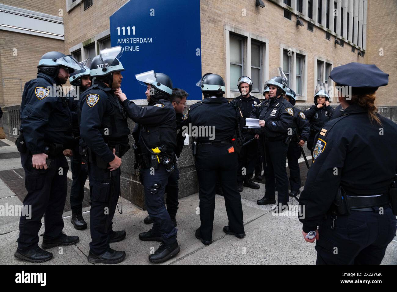 New York, New York, USA. April 2024. Die Präsenz des NYPD ist groß, während das von Studenten geführte Lager von fast 60 Zelten auf dem Hauptrasen der Columbia University aufgebrochen wird, zusammen mit Massenverhaftungen und einem anhaltenden Protest vor den Haupttoren, um die Institution zu drängen, sich von Israel zu trennen. (Kreditbild: © Laura Brett/ZUMA Press Wire) NUR REDAKTIONELLE VERWENDUNG! Nicht für kommerzielle ZWECKE! Stockfoto