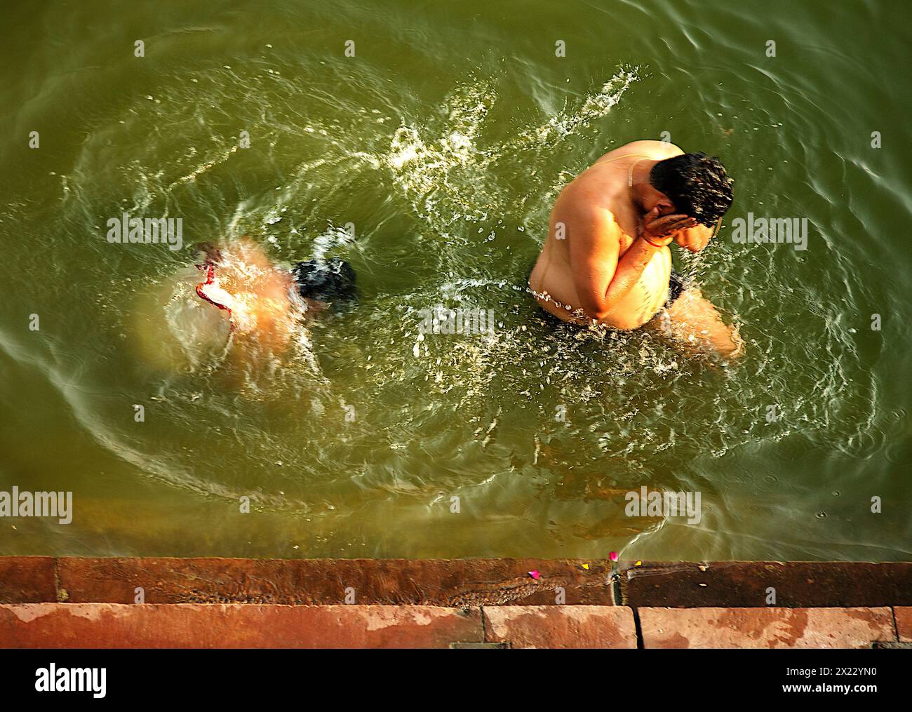 Zwei Pilger tauchen in den Ganges in Varanasi, Indien ein Stockfoto