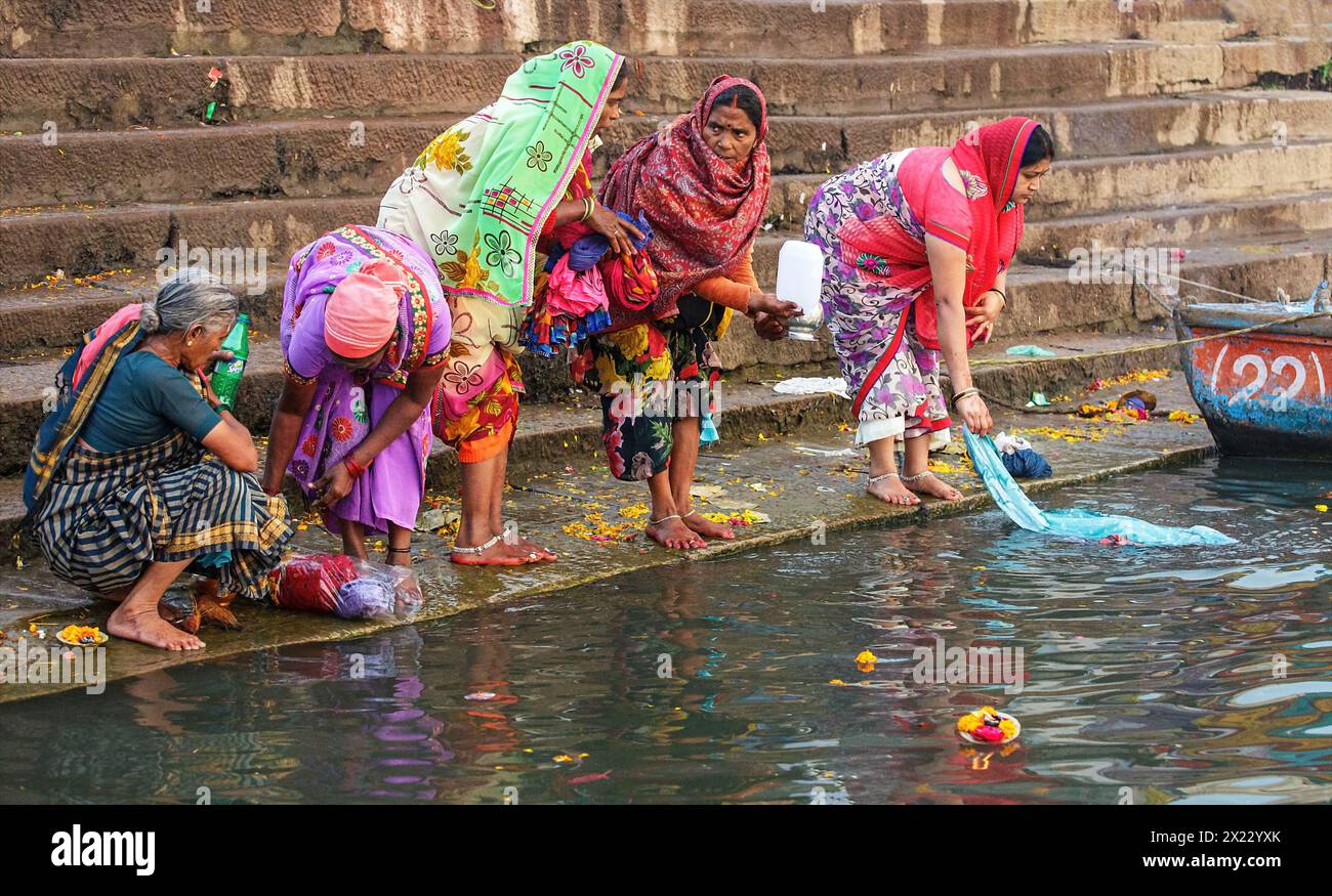 Pilgerinnen am Ufer des Ganges in Varanasi, Indien Stockfoto