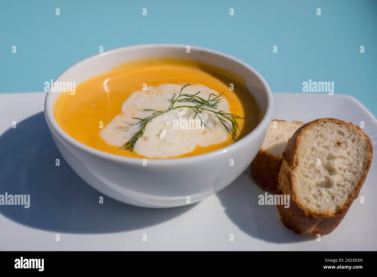 Schüssel Krabbensuppe und Baguette, Niedersachsen, Deutschland Stockfoto