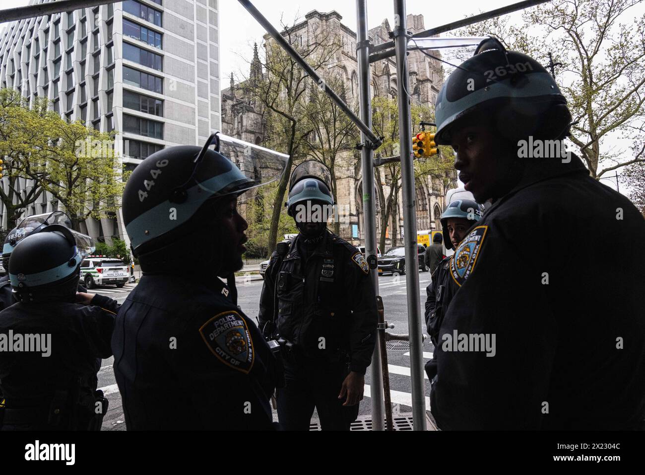 New York, New York, USA. April 2024. Die Präsenz des NYPD ist groß, während das von Studenten geführte Lager von fast 60 Zelten auf dem Hauptrasen der Columbia University aufgebrochen wird, zusammen mit Massenverhaftungen und einem anhaltenden Protest vor den Haupttoren, um die Institution zu drängen, sich von Israel zu trennen. (Kreditbild: © Laura Brett/ZUMA Press Wire) NUR REDAKTIONELLE VERWENDUNG! Nicht für kommerzielle ZWECKE! Stockfoto