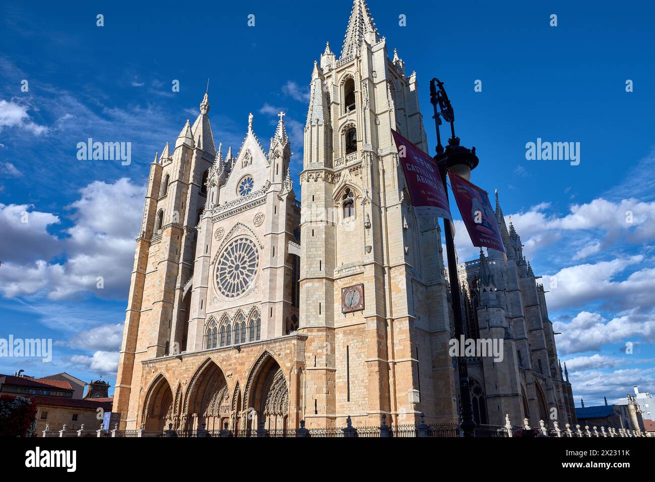 Leon, Spanien; September,09,2022: Schöne gotische Kathedrale von Leon, Castilla Leon, Spanien, Europa unter bewölktem Himmel/ Sommer/ Urlaub/Religion/ chur Stockfoto