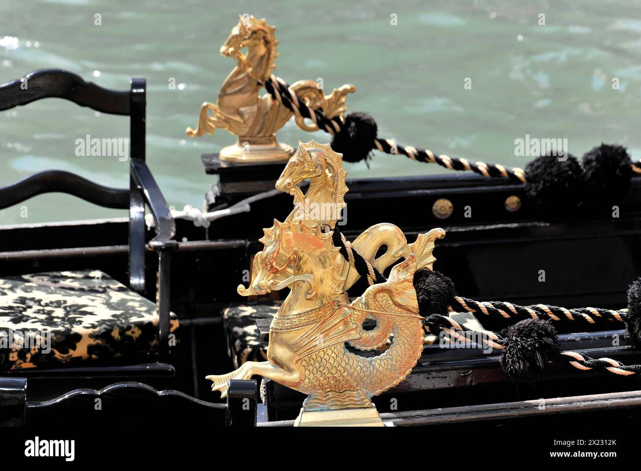 Nahaufnahme einer glänzenden goldenen Drachenfigur auf der Spitze einer venezianischen Gondel, Venedig, Veneto, Italien Stockfoto