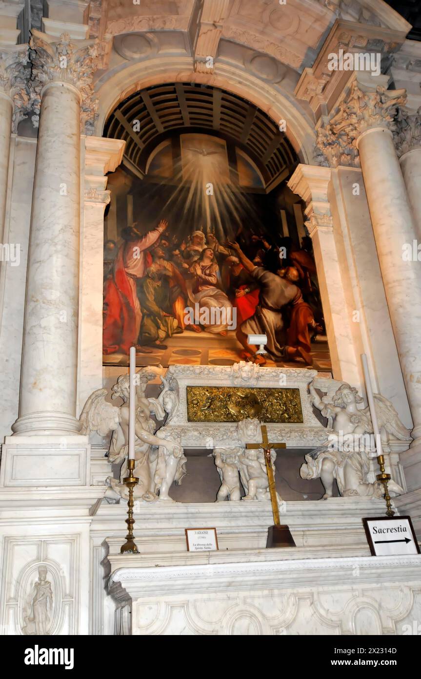 Innenansicht der Kirche Santa Maria della Salute, Venedig, ein beleuchteter Altar mit herrlichen Gemälden und Skulpturen in einer Kirche, Venedig Stockfoto