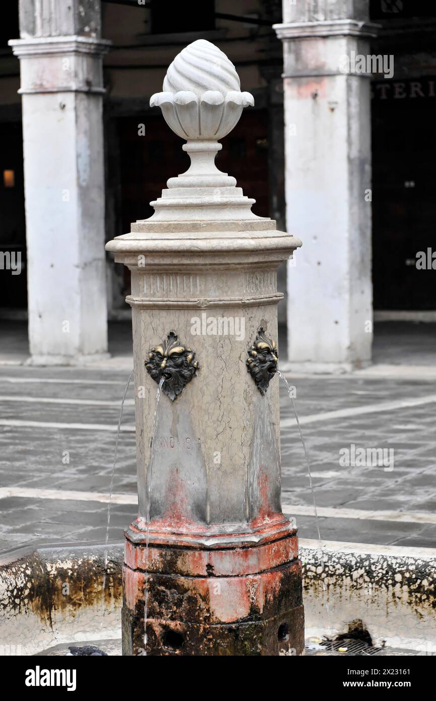 Rialto Markt, Muschelbrunnen mit fließendem Wasser auf einem Platz, Venedig, Venetien, Italien Stockfoto