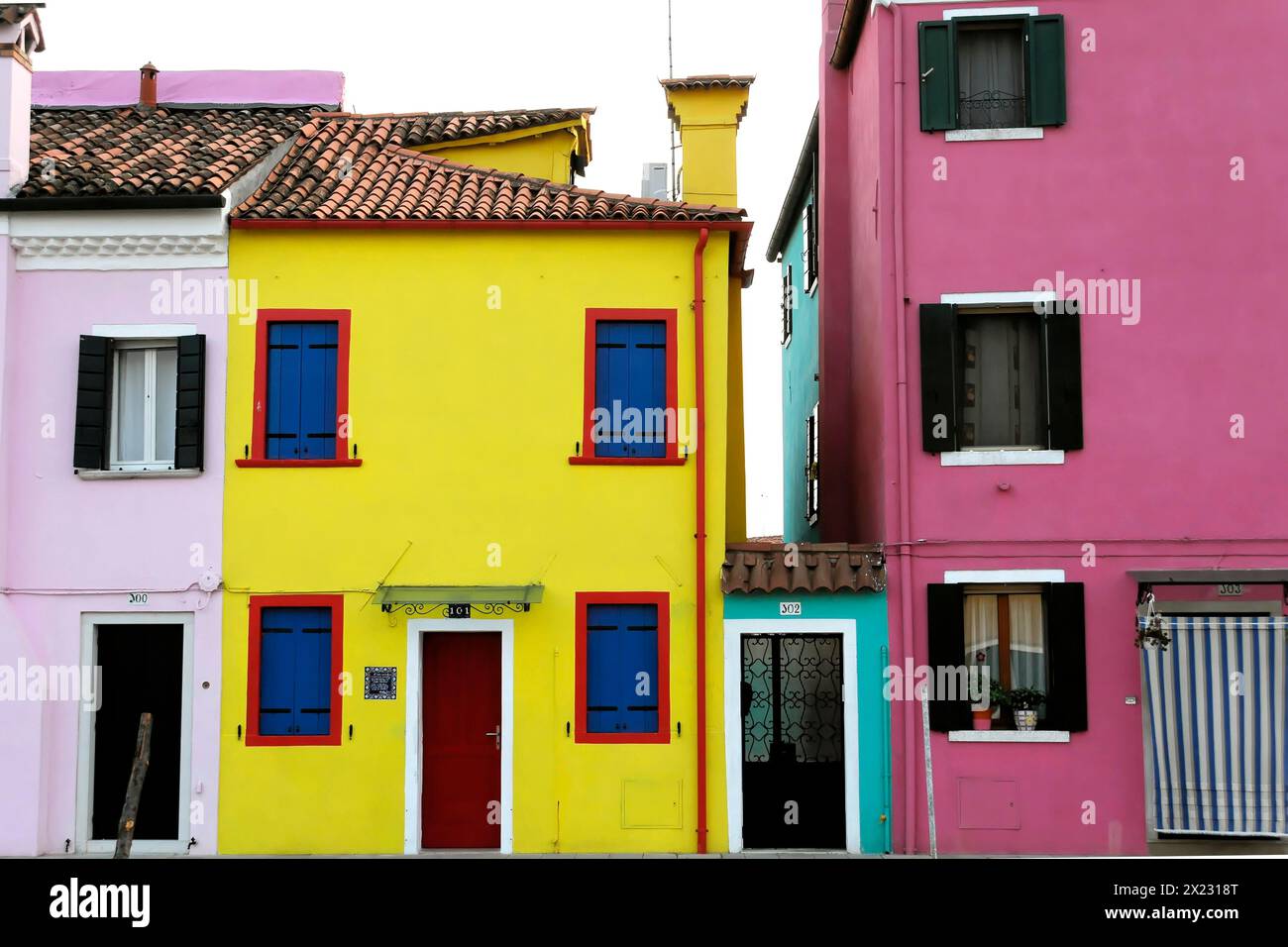 Bunte Häuser, Burano, Burano Island, zwei bunte Häuser nebeneinander, eines gelb und das andere rosa, Burano, Venedig, Venetien, Italien Stockfoto