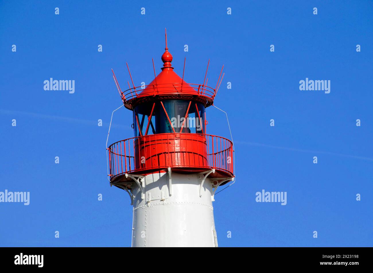 Sylt, Schleswig-Holstein, Leuchtturm am Ellenbogen, Nordfriesische Insel, Deutschland, Europa, Nahaufnahme der Spitze eines rot-weißen Leuchtturms Stockfoto