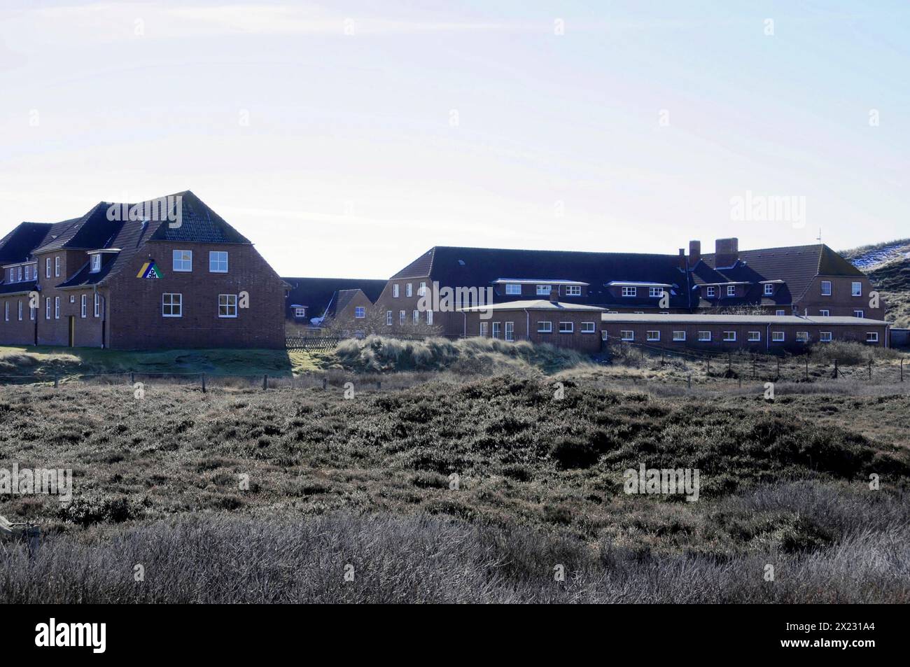 Liste Jugendherberge, Eine Reihe angeschlossener Backsteinhäuser an einer Wildwiese, Sylt, Nordfriesische Insel, Schleswig-Holstein, Deutschland Stockfoto