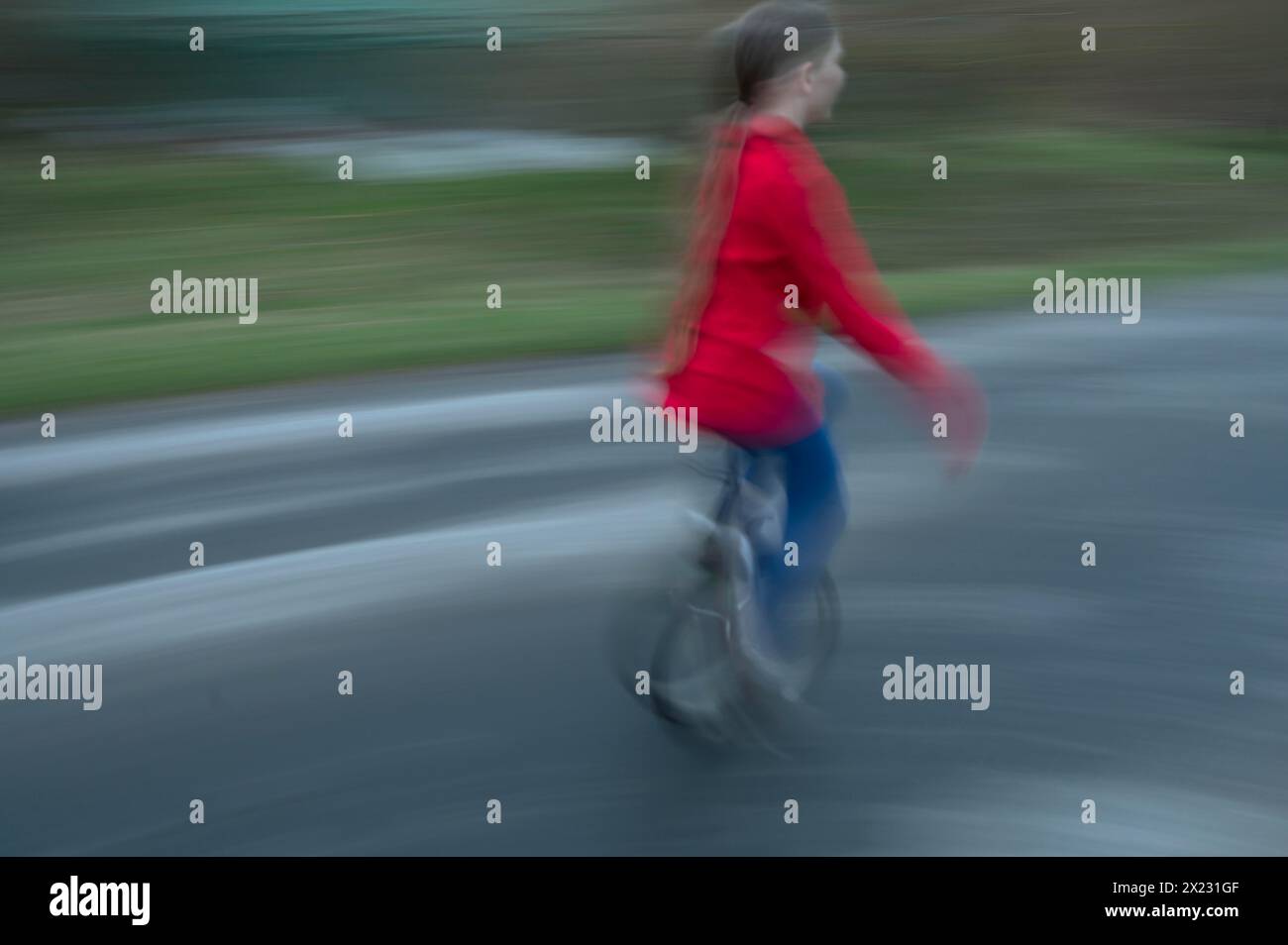 Mädchen, 10 Jahre alt, auf dem Einrad, Bewegungsunschärfe, Mecklenburg-Vorpommern, Deutschland Stockfoto