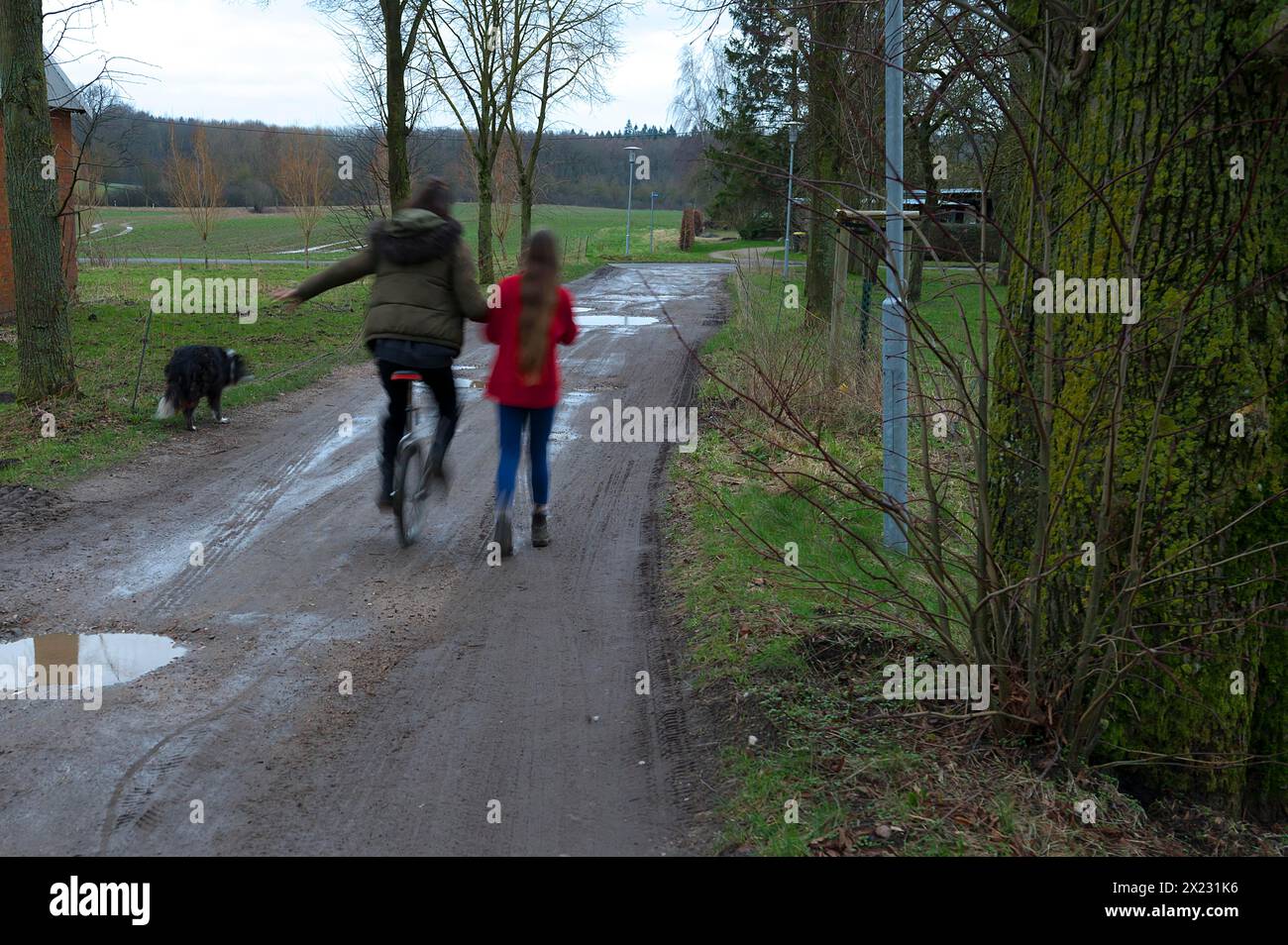 Mädchen auf einem Einrad, Bewegungsunschärfe, Mecklenburg-Vorpommern, Deutschland Stockfoto