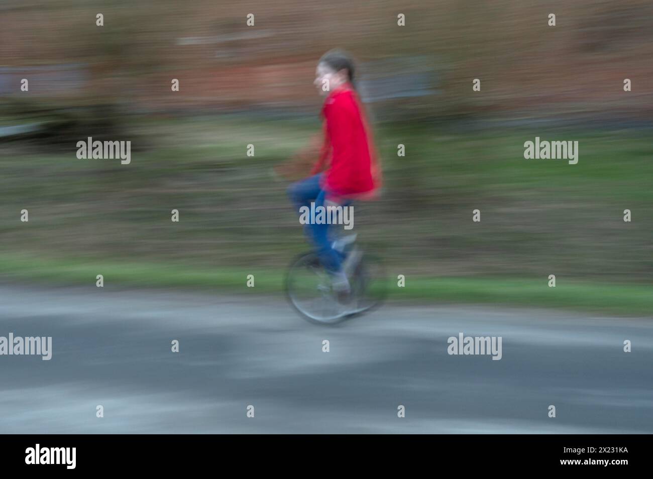 Mädchen, 10 Jahre alt, auf dem Einrad, Bewegungsunschärfe, Mecklenburg-Vorpommern, Deutschland Stockfoto