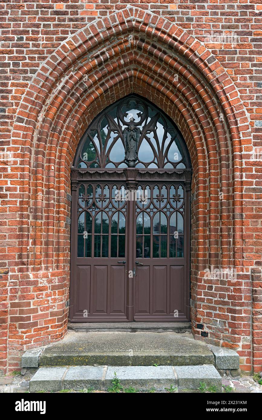 Eingangsportal der Marienkirche, Backsteingotik, Kluetz, Mecklenburg-Vorpommern, Deutschland Stockfoto